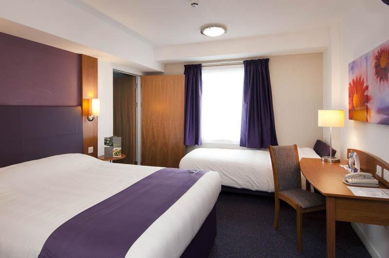 Premier Inn Huddersfield West Екстер'єр фото